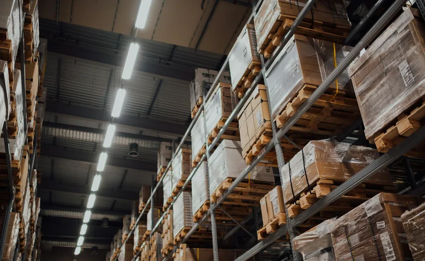 Armazém com pallets para operação de carga fracionada